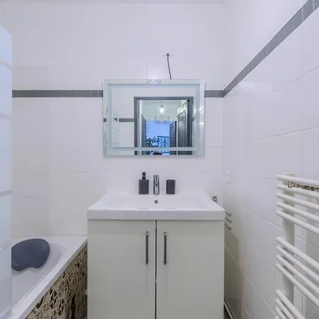 One Bedroom Near Tram, With Courtyard *